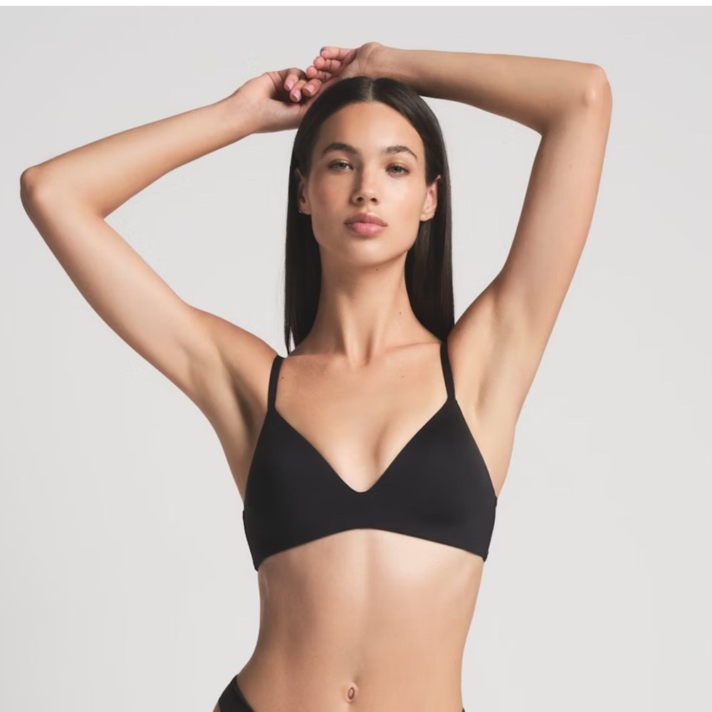 SKIMS wireless form t-shirt demi bra / Color : black / Size : small